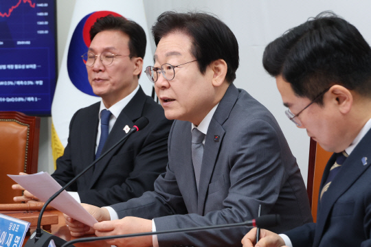이재명 더불어민주당 대표가 31일 서울 여의도 국회에서 열린 최고위원회의에서 발언하고 있다. 연합뉴스